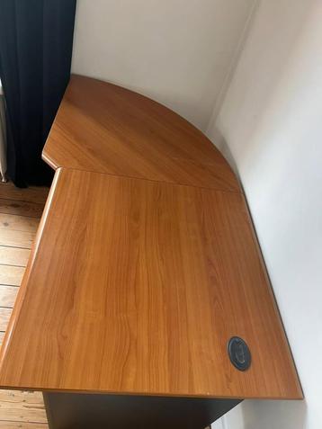 Bureau met eikenhout tafelblad beschikbaar voor biedingen