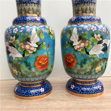 Vases en bronze doré cloisonné à décor de grues 