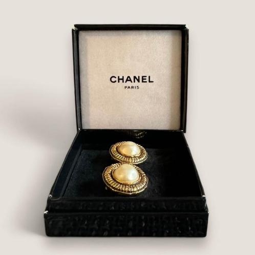 Originele vintage Chanel oorbellen clip on, Handtassen en Accessoires, Oorbellen, Gebruikt, Knopjes of Stekers, Goud, Goud, Verzenden