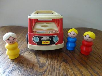 Vintage Fisher Price mini bus met 3 figuurtjes