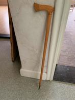 Wandelstok hout mooie sculptuur met metalen pin 71 cm hoog, Ophalen of Verzenden