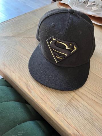 Superman pet beschikbaar voor biedingen