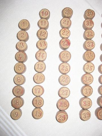 Bingo kaarten en cijferblokjes beschikbaar voor biedingen