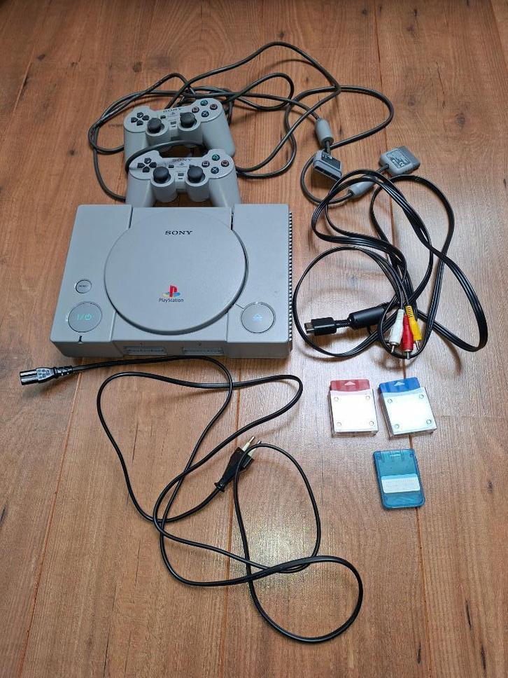 Playstation 1 + 2 controllers + memory cards + games, Games en Spelcomputers, Spelcomputers | Sony PlayStation 1, Gebruikt, Met 2 controllers