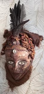 Afrikaans masker NKISI met pluimen, hoorn  en kauri-schelpen, Antiek en Kunst, Ophalen of Verzenden