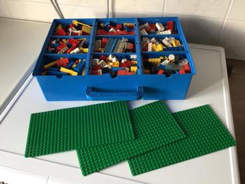 Lego - koffer boordevol legoblokken en lego-accessoires  beschikbaar voor biedingen