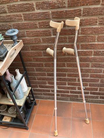 Elleboogkrukken beschikbaar voor biedingen