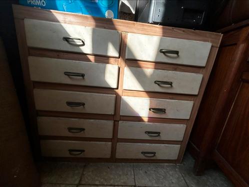 Vol houten kast met 10 witte schuiven –stevig en karaktervol, Huis en Inrichting, Kasten | Ladekasten, Gebruikt, 100 tot 150 cm