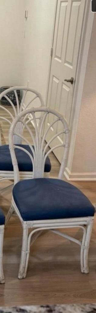 Vintage rotan stoelen met witte, met bamboe beklede zitting beschikbaar voor biedingen