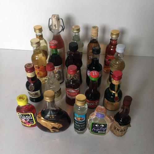 20 Miniatuur likeur flesjes - vol - Cognac, eau-de-vie, ..., Verzamelen, Complete verzamelingen en Collecties, Ophalen of Verzenden