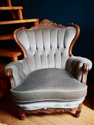 Fauteuil de style Louis XV – Velours gris & bois sculpté beschikbaar voor biedingen