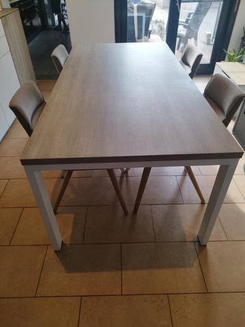 Krasvrije Tafel + 4 eetkamer stoelen+ dressoir  beschikbaar voor biedingen