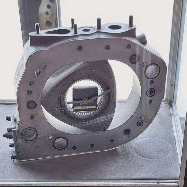 Unieke oldtimer wankelmotor waar een klok van is gemaakt😎, Huis en Inrichting, Woonaccessoires | Klokken, Gebruikt, Overige typen