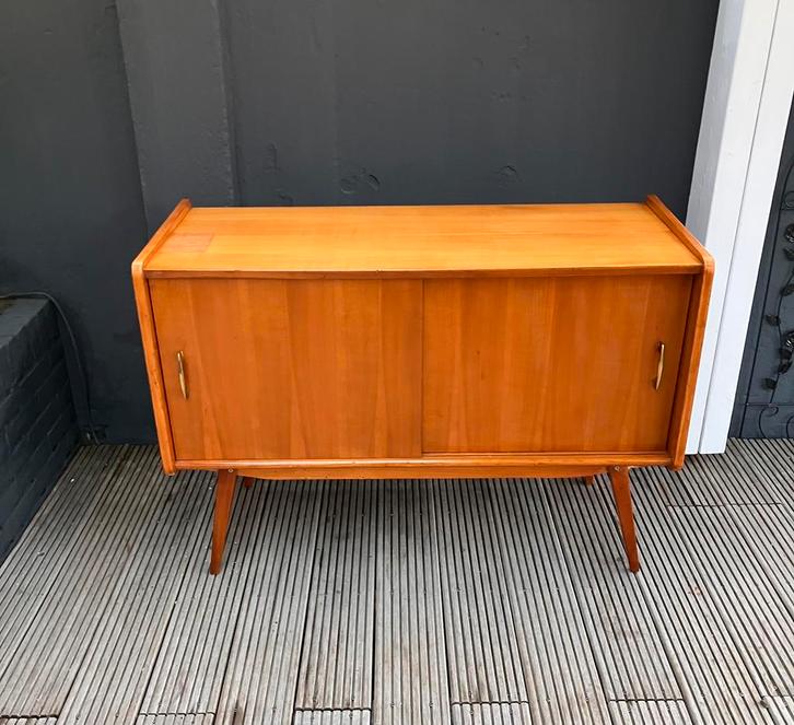Vintage dressoir met schuifdeuren en goudkleurige grepen., Huis en Inrichting, Kasten | Dressoirs, Zo goed als nieuw, 100 tot 150 cm