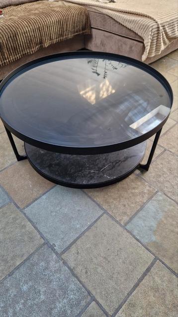 Mooie salontafel beschikbaar voor biedingen
