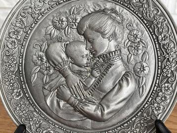 Vintage tin (C.Pettito) "moeder & kind" (Etan 92% zuiver) beschikbaar voor biedingen