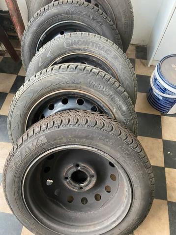 4 pneus hiver sur jantes 165/65/14 beschikbaar voor biedingen
