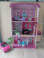 Houten poppenhuis met lift, meubels en Barbie auto, Kinderen en Baby's, Speelgoed | Poppenhuizen, Poppenhuis, Gebruikt, Ophalen