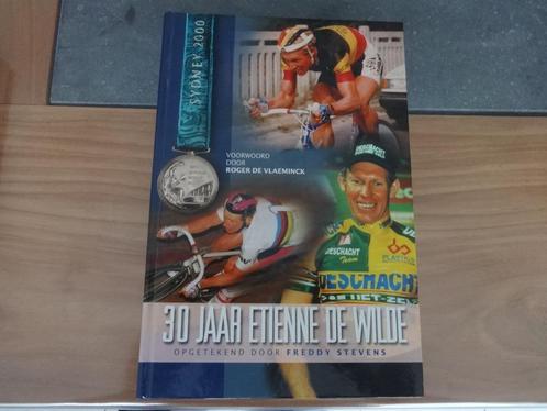 Koersboek 30 jaar Etienne De Wilde van 2001, Boeken, Sportboeken, Zo goed als nieuw, Lopen en Fietsen, Ophalen of Verzenden