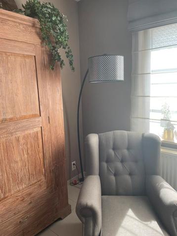 Gebogen staanlamp beschikbaar voor biedingen