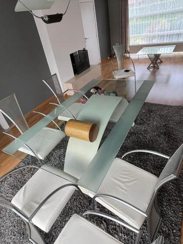Design-eettafel in glas beschikbaar voor biedingen