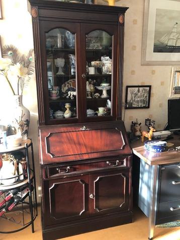 Zeer mooie vintage  vitrine kast  beschikbaar voor biedingen