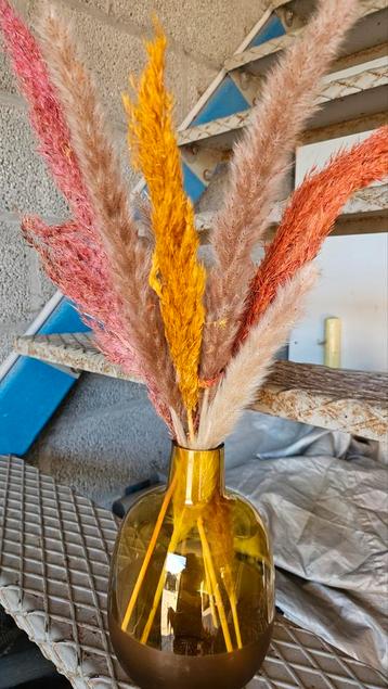 Vaas met droogbloemen beschikbaar voor biedingen