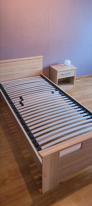 3x bed + lattenbodem + matras en nachtkastje  beschikbaar voor biedingen