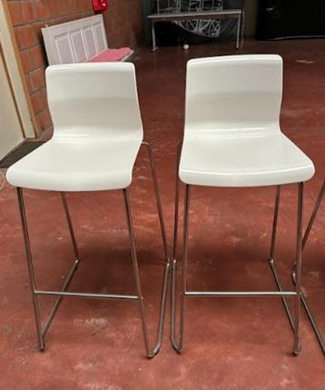 Hoge stoelen beschikbaar voor biedingen