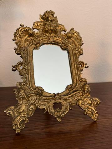 Beau miroir vintage en cuivre avec support en très bon état