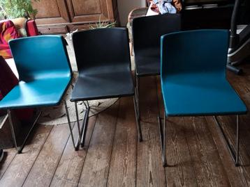 4 chaises IKEA cuir bleues ou brunes  disponible aux enchères