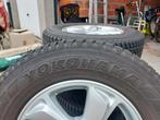 Winterbanden van tucson hyundai 215/ 70 R16, Auto-onderdelen, Ophalen, Winterbanden, Velg(en)