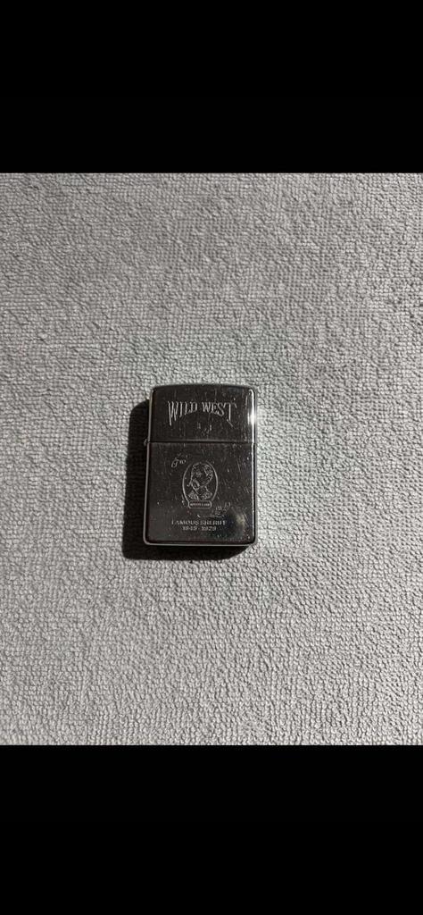 Zippo Wild West famous sheriff 1849-1929 & collector’s guide, Verzamelen, Rookartikelen, Aanstekers en Luciferdoosjes, Zo goed als nieuw