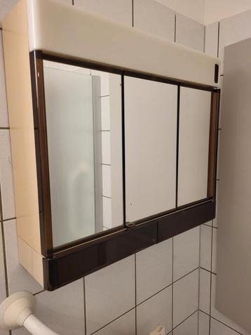 Retro medicijnkastje in goede staat beschikbaar voor biedingen