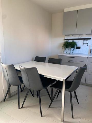 Eettafel beschikbaar voor biedingen