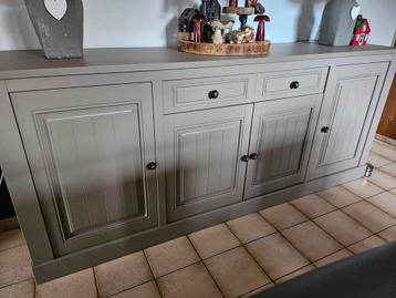 Mooie volledige eetplaats beschikbaar voor biedingen