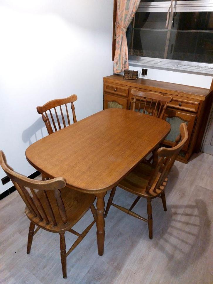 Massief houten keukentafel met vier bijpassende stoelen., Huis en Inrichting, Tafels | Eettafels, Gebruikt, Ophalen