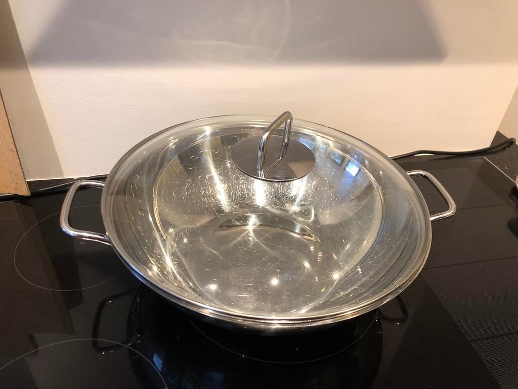 WMF wok avec le couvercle en verre, Maison & Meubles, Cuisine | Casseroles & Poêles, Enlèvement ou Envoi, Utilisé, Inox, Wok