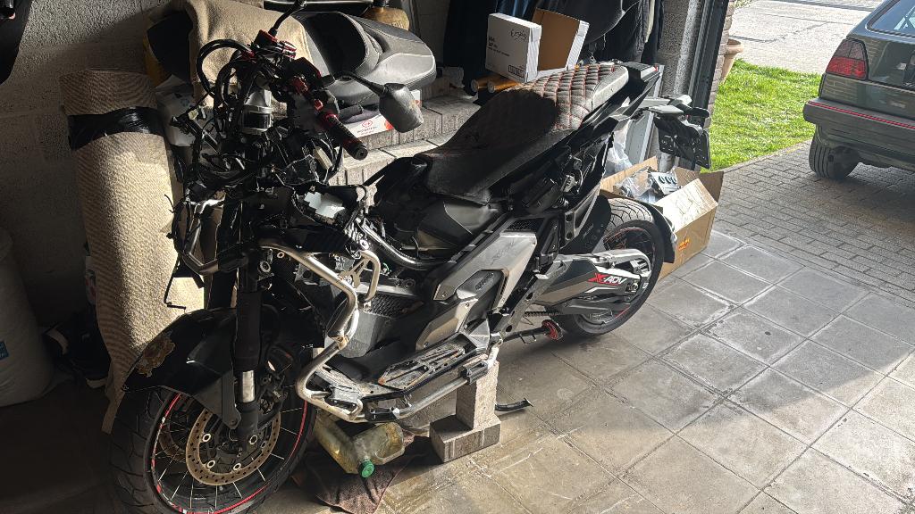 Honda xadv accidenté, Motos, Scooter, 2 cylindres, Particulier