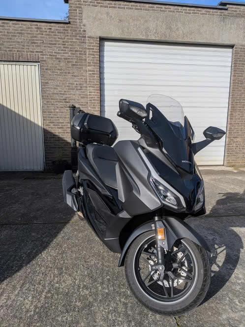 Honda forza 125 top box black edition, Motos, Motos | Honda, Particulier, Scooter, jusqu'à 11 kW, 1 cylindre, ABS, Automatique
