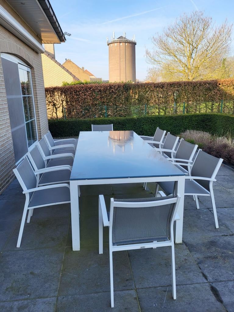 Buiten tafel en 8 stoelen, Ophalen