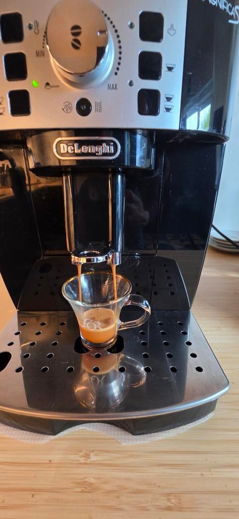 Délonghi Magnifica S, Elektronische apparatuur, Koffiezetapparaten, Zo goed als nieuw, Koffiebonen, Espresso apparaat, 2 tot 4 kopjes