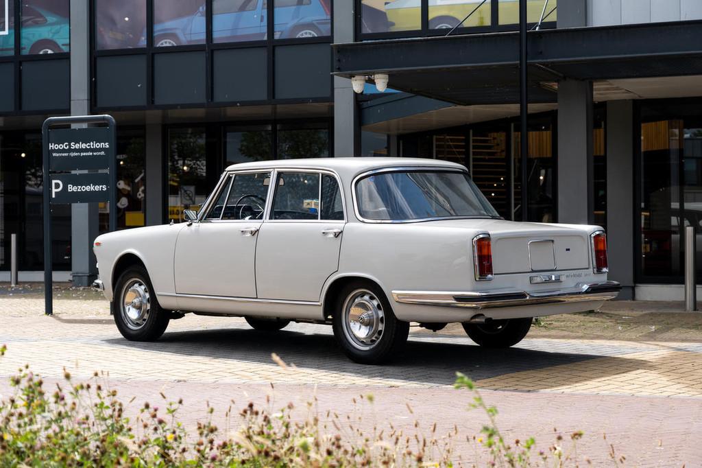 Alfa Romeo 2600 Berlina (bj 1966), Auto's, Oldtimers, 4 deurs, Stof, Bedrijf, Grijs