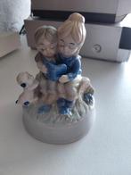 Vintage, 2 kinderen met boek en hondje., Ophalen of Verzenden