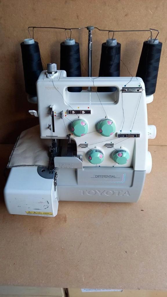 Surjeteuse Toyota 4 fils, Etat parfait + Garantie, Hobby & Loisirs créatifs, Machines à coudre & Accessoires, Surjeteuse, Enlèvement ou Envoi