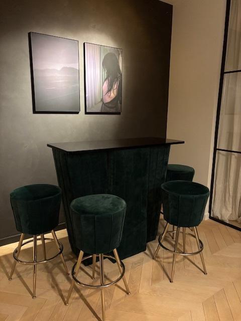 Barmeubel, Huis en Inrichting, Barren, Zo goed als nieuw, Inclusief barstoelen, Ophalen