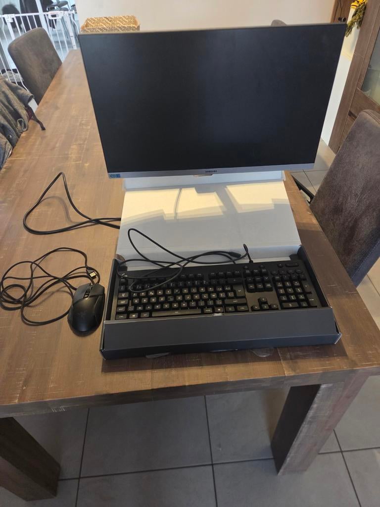 Game scherm met razor muis en logitecht game toetsenbord, Enlèvement