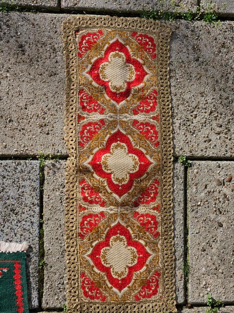 Vintage dressoir tapijt, Antiek en Kunst, Antiek | Tapijten, Tafelkleden en Textiel, Ophalen of Verzenden