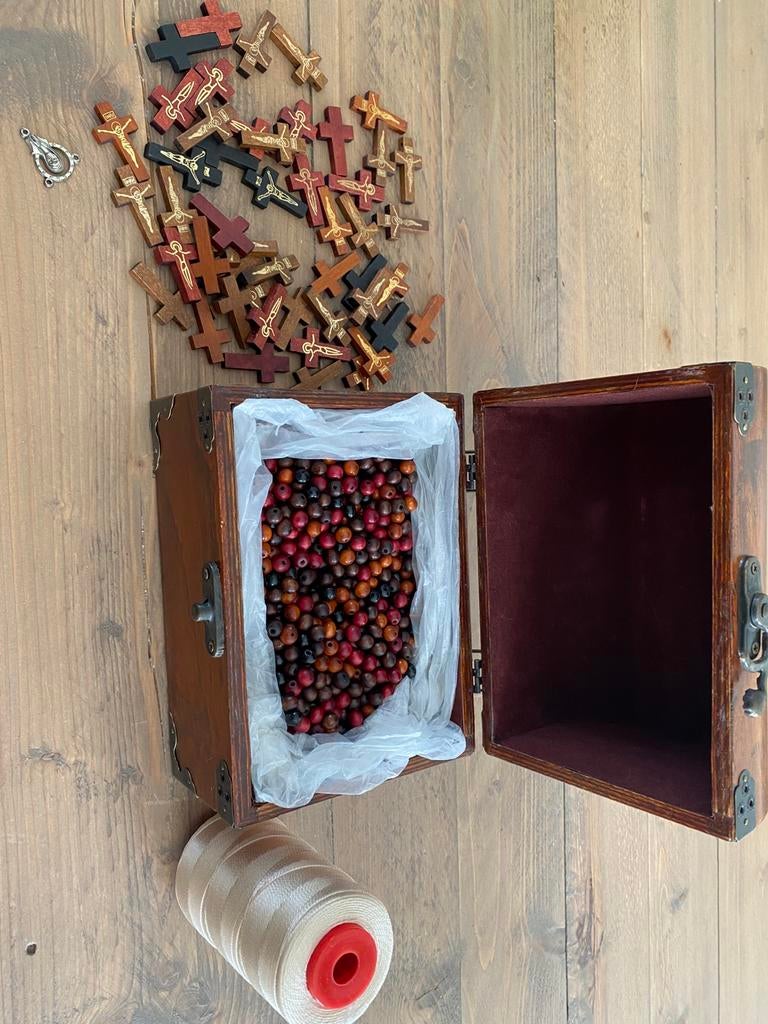 Doosje met parels kruisjes en draad, Hobby en Vrije tijd, Kralen en Sieraden maken, Ophalen of Verzenden, Nieuw, Draad