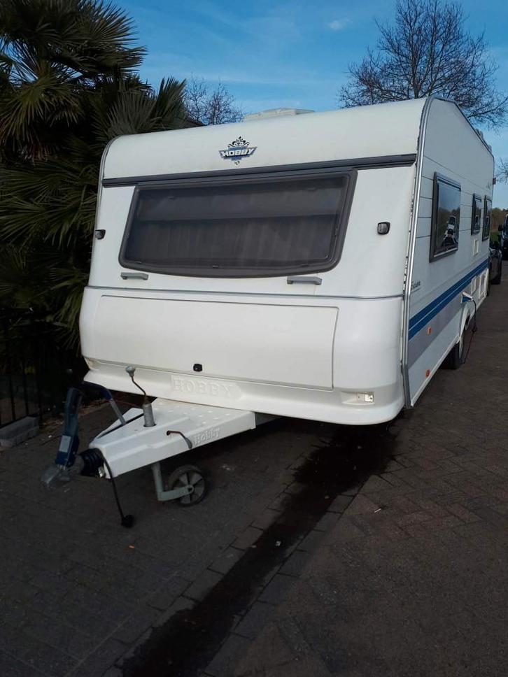 hobby 560 met voortent juwell 3 queensbet, Caravanes & Camping, Caravanes, Particulier, jusqu'à 4, 1250 - 1500 kg, Banquette en rond